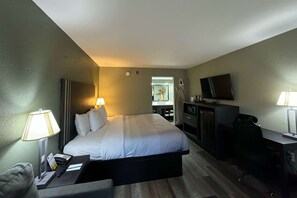Quarto, 1 cama King, acessível, para não fumantes | Escrivaninha, ferros/tábuas de passar roupa, Wi-Fi de cortesia
