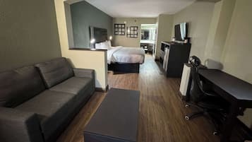 Phòng Suite, 1 giường cỡ king và sofa giường | Bàn, bàn ủi/dụng cụ ủi quần áo, truy cập Internet không dây miễn phí