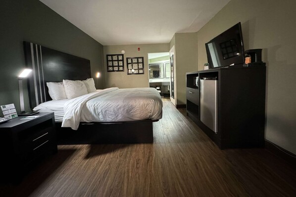 Chambre, 1 très grand lit, accessible aux personnes à mobilité réduite, non-fumeur | Bureau, fer et planche à repasser, accès au Wi-Fi (inclus)