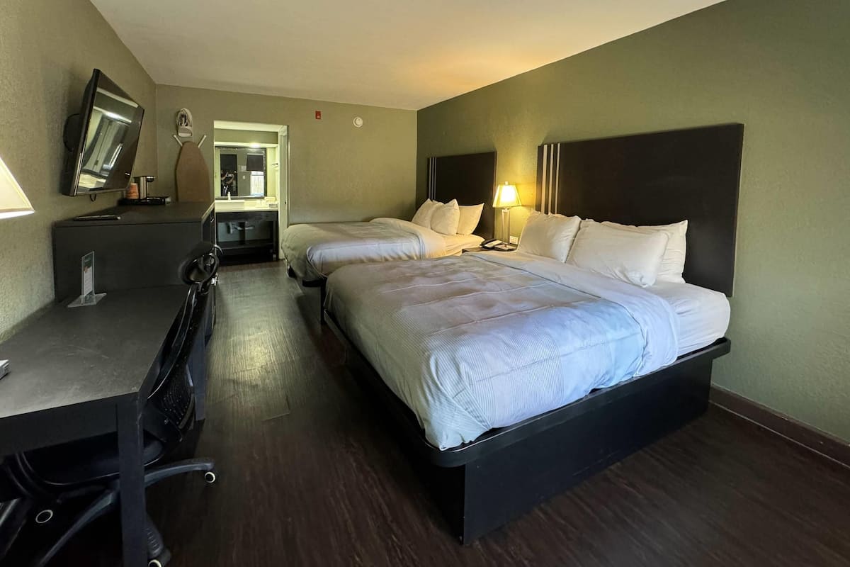 Habitación, 2 camas Queen size | Escritorio, tabla de planchar con plancha, wifi gratis y ropa de cama