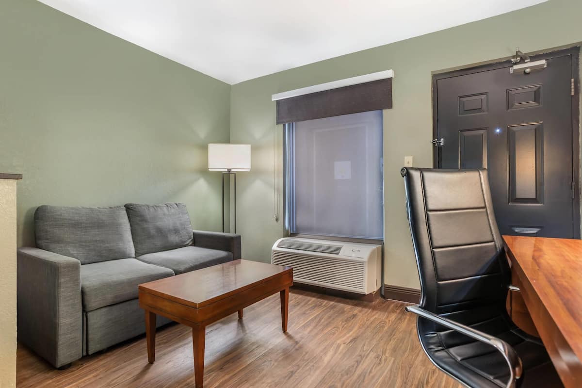 Suite, 1 cama King size y sofá cama | Escritorio, tabla de planchar con plancha, wifi gratis y ropa de cama