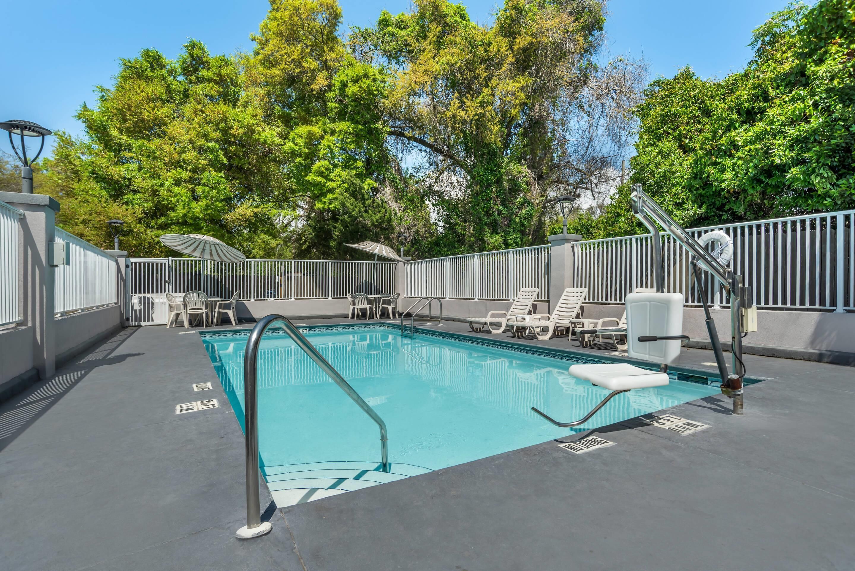 Una piscina al aire libre de temporada