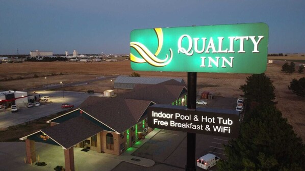 A Quality Inn sign with amenities including an indoor pool, hot tub, free breakfast, and WiFi. - Quality Inn Goodland I-70 (Goodland)