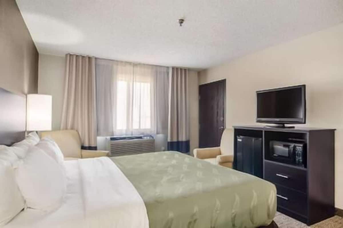 Laptop workspace, iron/ironing board, free WiFi, bed sheets