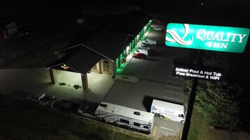 Fachada de la propiedad por la tarde o noche