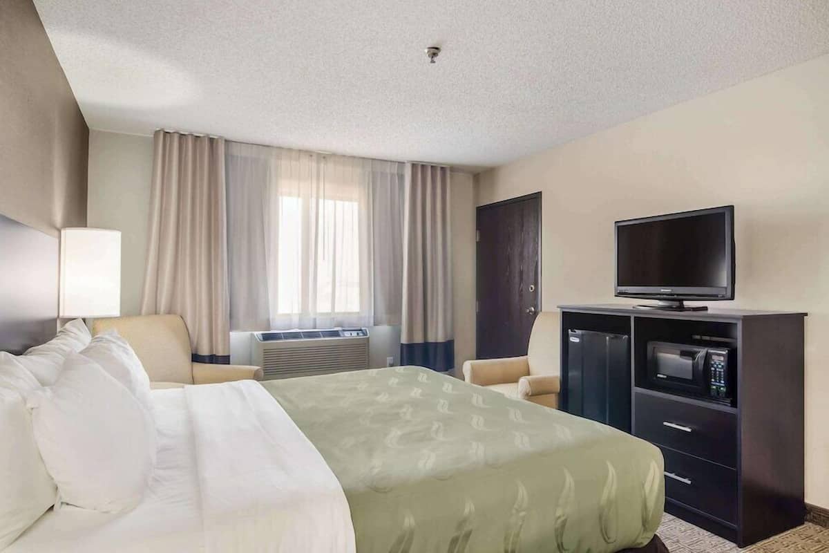 Laptop workspace, iron/ironing board, free WiFi, bed sheets