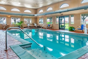 Piscine couverte, chaises longues