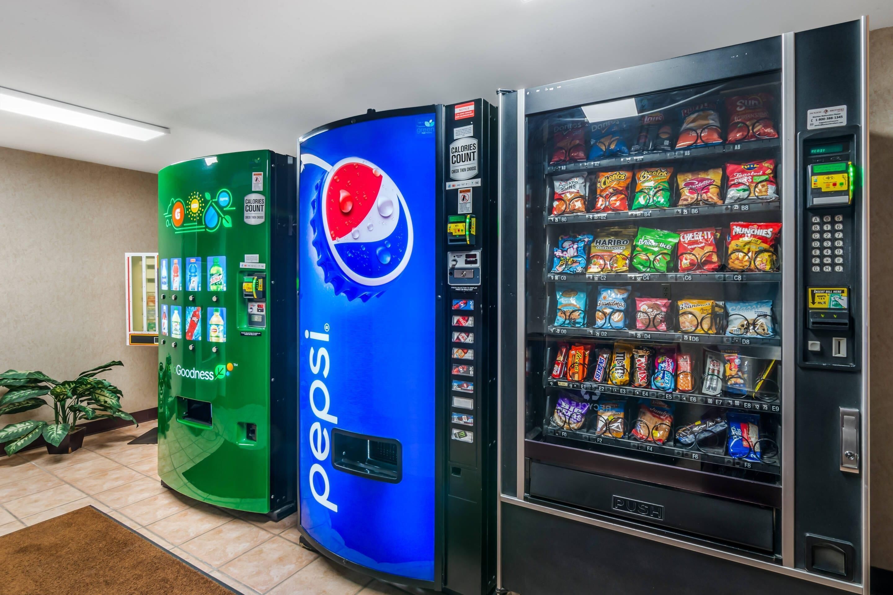 Zona de máquinas expendedoras con una máquina de Pepsi y otra de aperitivos.