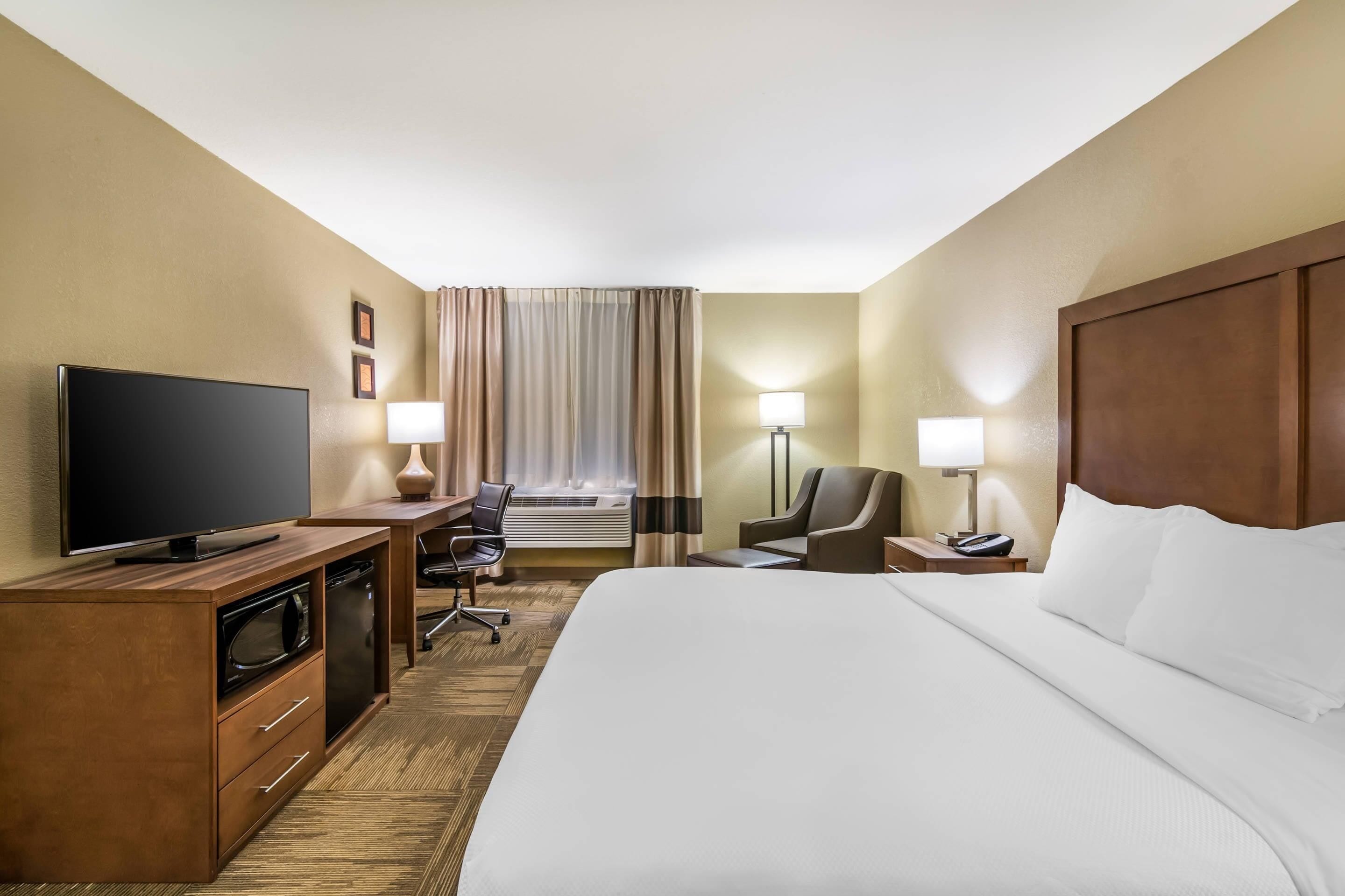 룸, 킹사이즈침대 1개 | 고급 침구, 암막 커튼, 다리미/다리미판, 무료 유아용 침대