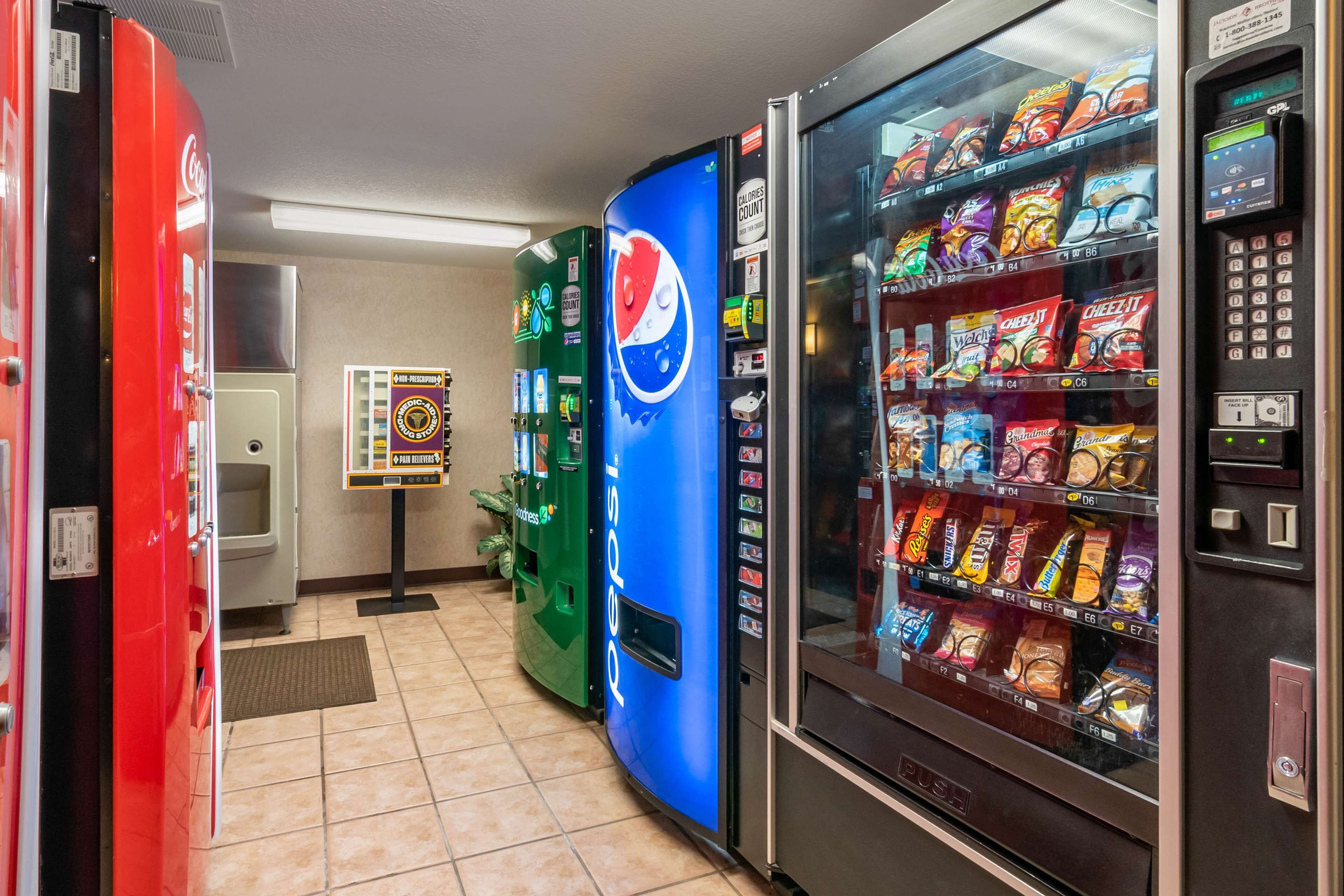 Ein Automatenbereich mit Pepsi- und Doritos-Getränke- und Snackautomaten, einer Toilette und einem Mülleimer.