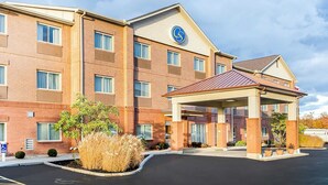A multi-story hotel with a covered entrance and a parking lot. - Comfort Suites Mason near Kings Island (Mason)