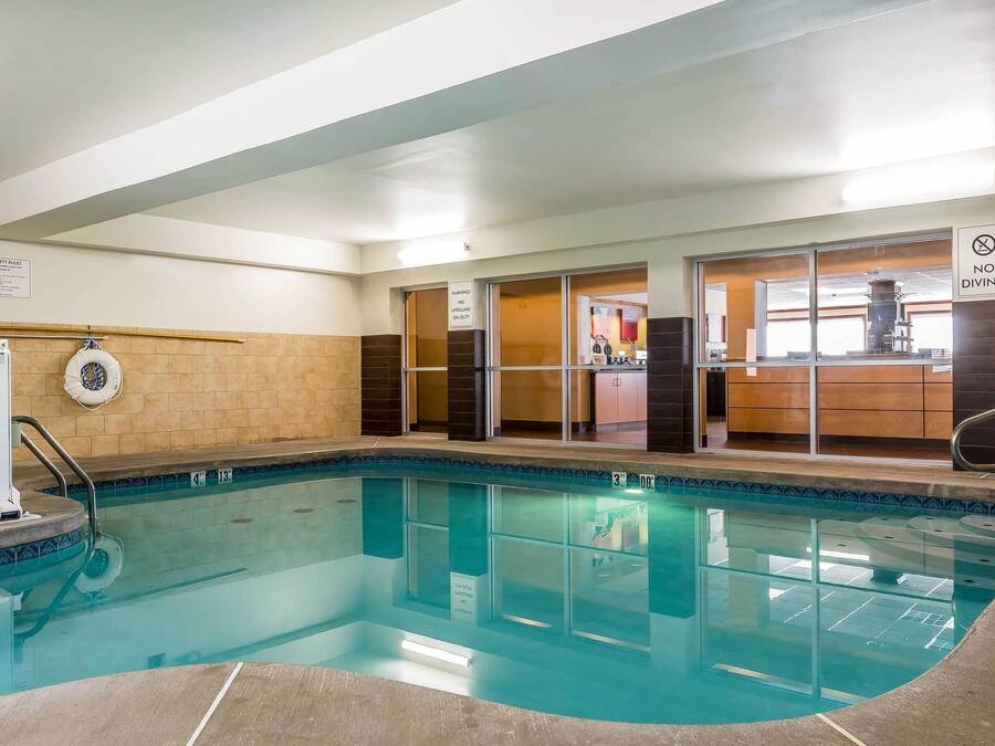 Una piscina cubierta, tumbonas