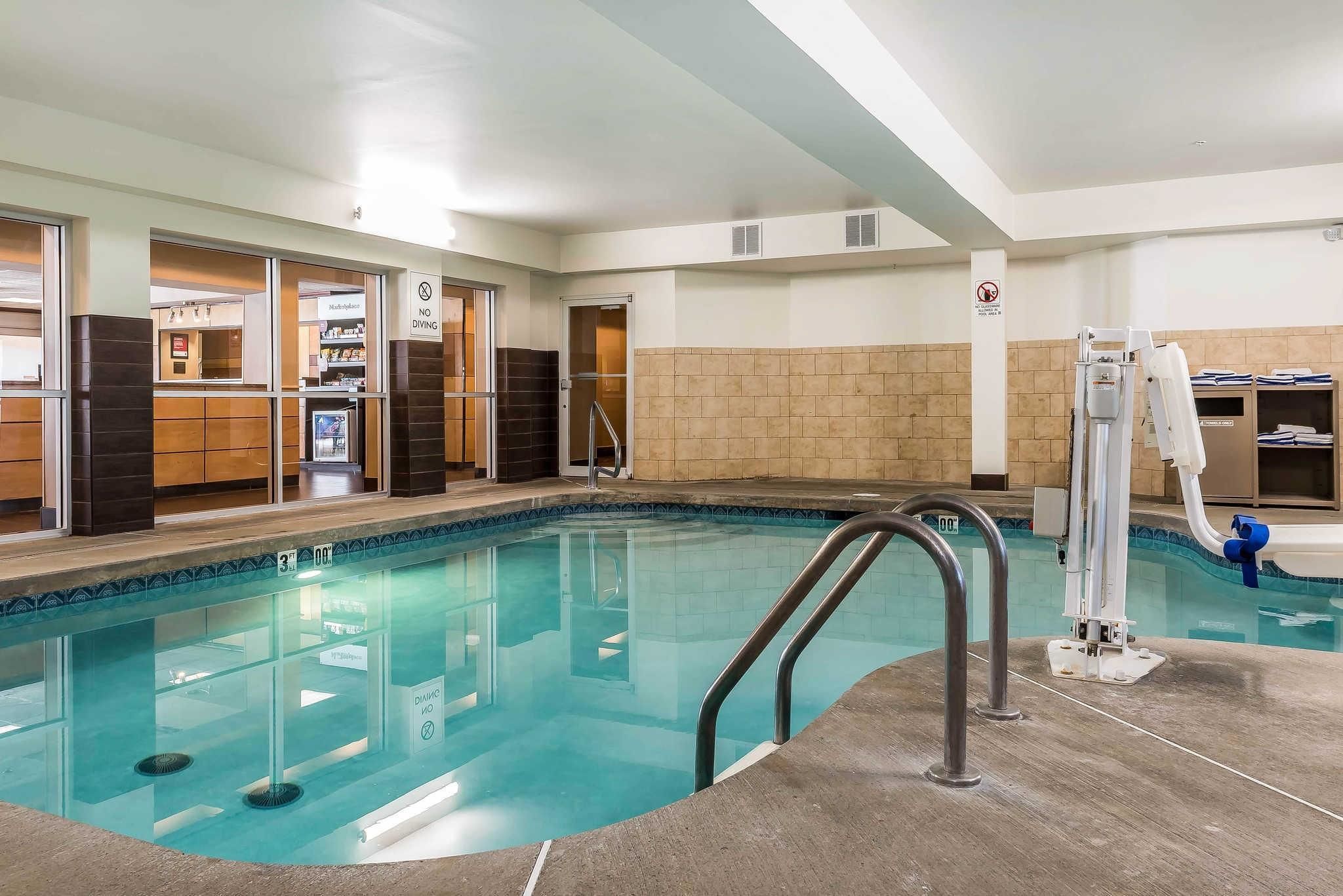 Indoor pool, sun loungers