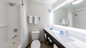 Bañera con ducha, secador de pelo, toallas