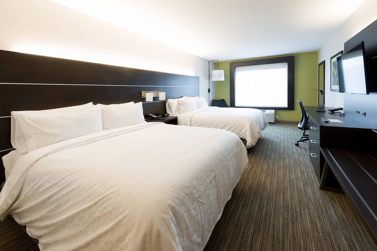 Premium bedding, in-room safe, desk, laptop workspace