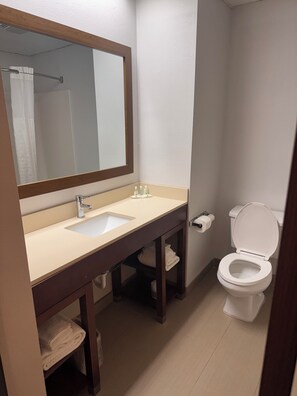 Combined shower/bathtub, free toiletries, hair dryer - Quality Inn Waynesburg - Morrisville (Waynesburg)
