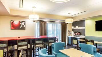 Café da manhã com buffet grátis todos os dias