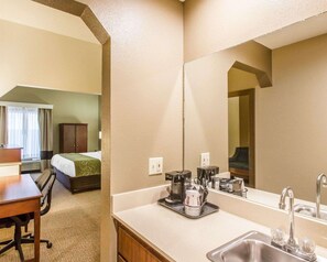 Suite, 1 King Bed with Sofa bed, Non Smoking