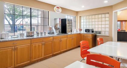 Super 8 by Wyndham Grand Prairie Southwest