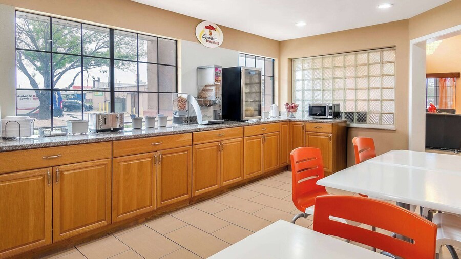 Super 8 by Wyndham Grand Prairie Southwest