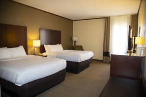 办公桌、笔记本电脑工作区、遮光窗帘、隔音