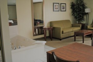 Desk, laptop workspace, blackout curtains, soundproofing - Ardmore Inn & Suites (Ardmore)