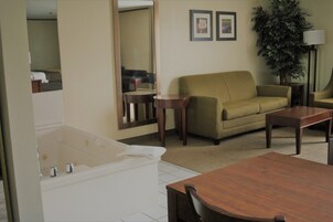 Escritorio, espacio para trabajar con un portátil, cortinas opacas