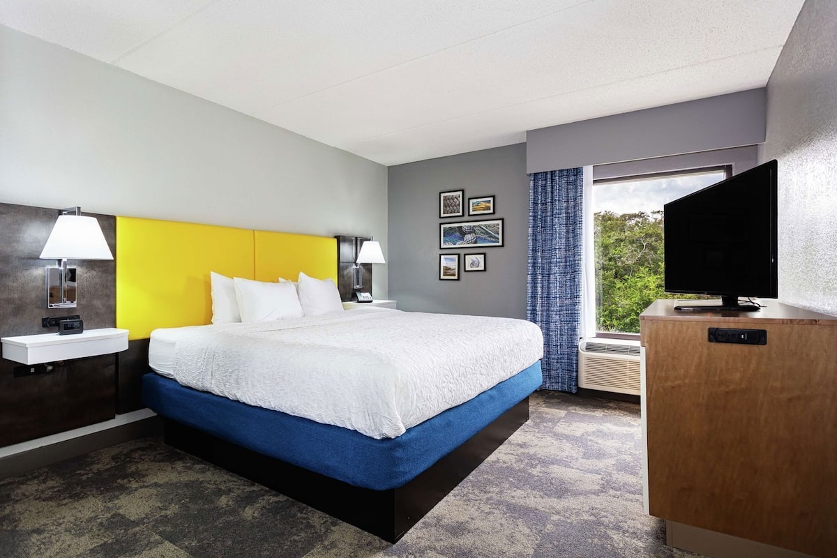 Premium bedding, down comforters, pillowtop beds, desk