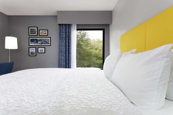 Literie de qualité, couette en duvet, lit avec matelas à plateau-coussin