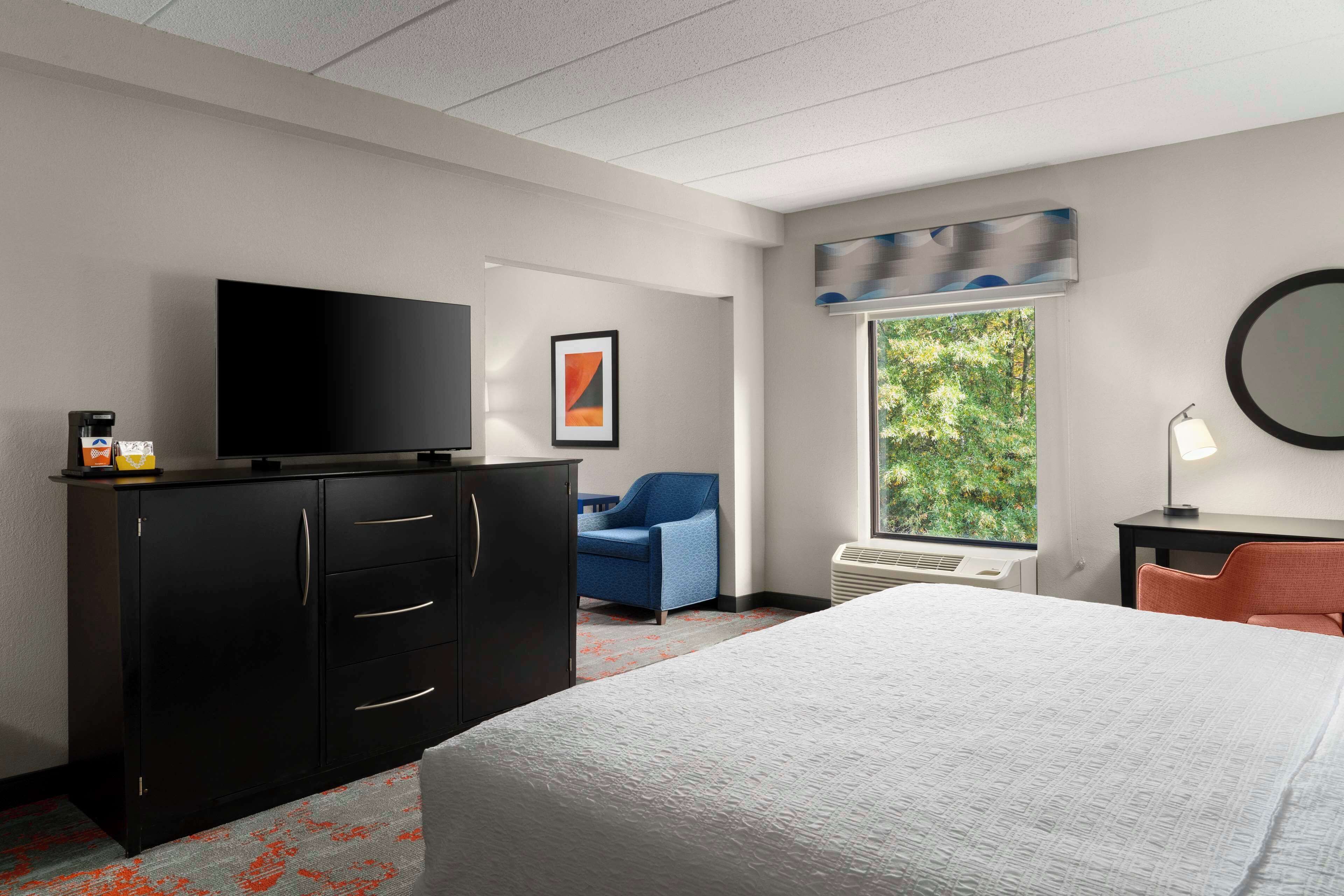 一張特大床非吸煙區 | 客房內保險箱、書桌、筆電工作空間、熨斗/熨衣板