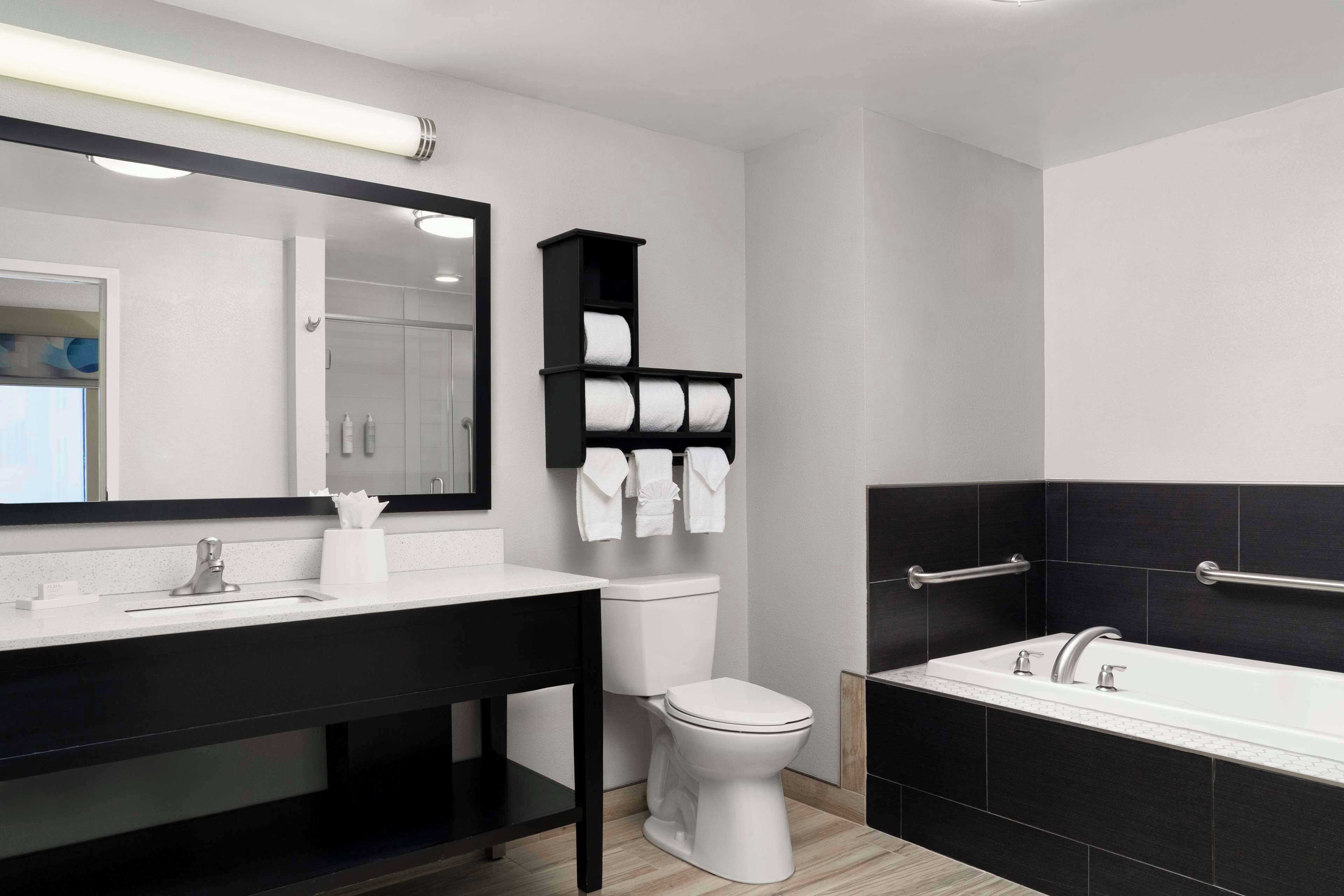 studio, accessible, non smoking | bathroom | shower, free toiletries, hair dryer, towels