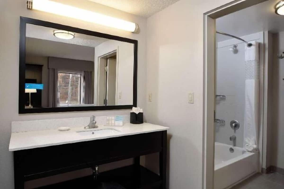 Chuveiro, produtos de toalete grátis, secador de cabelo