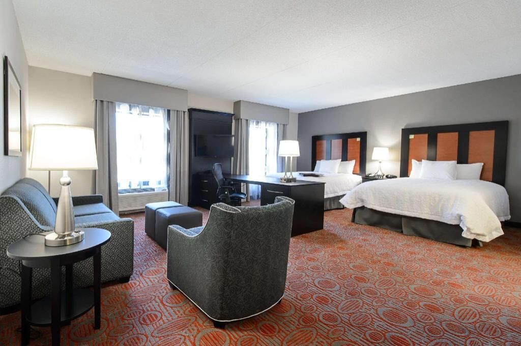 خزنة داخل الغرفة ومكتب ومساحة عمل للكمبيوتر المحمول ومكواة/لوح كي