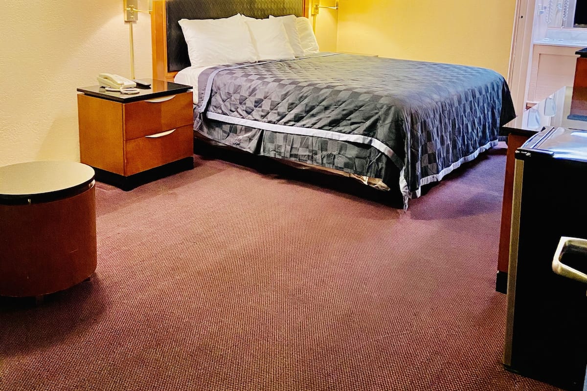 Standard Room, 1 King Bed, Non Smoking | Blackout drapes, iron/ironing board, free cribs/infant beds