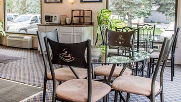 Ilmainen päivittäinen mannermainen aamiainen