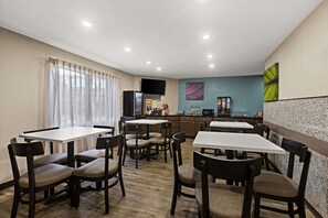 Free daily breakfast 