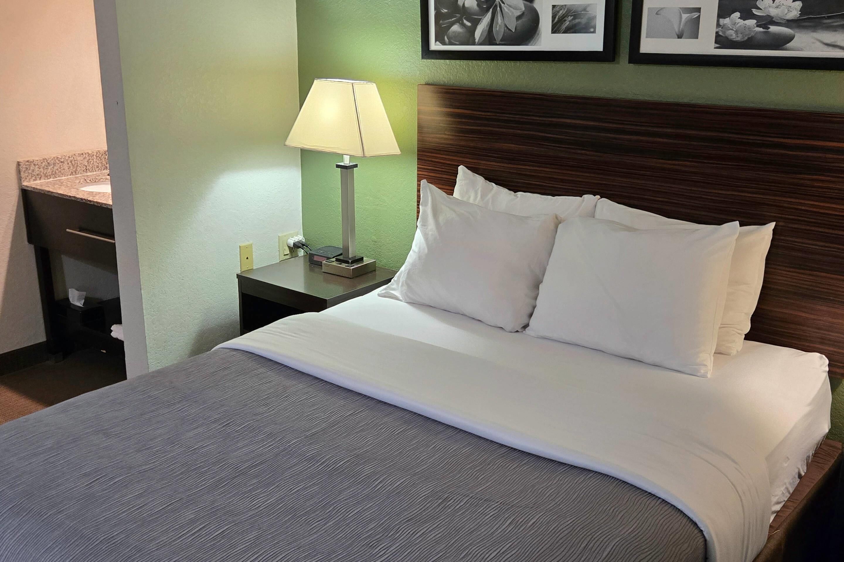 Skrivebord, strykejern/-brett og ekstrasenger (mot et tillegg)