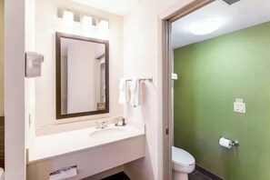 Een douche, gratis toiletartikelen, een haardroger, handdoeken