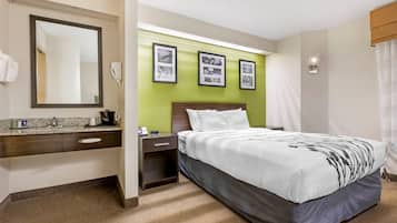 Quarto, 1 cama Queen, acessível, para não fumantes (Mobility, Roll-In Shower) | Escrivaninha, espaço de trabalho para notebook, cortinas blackout