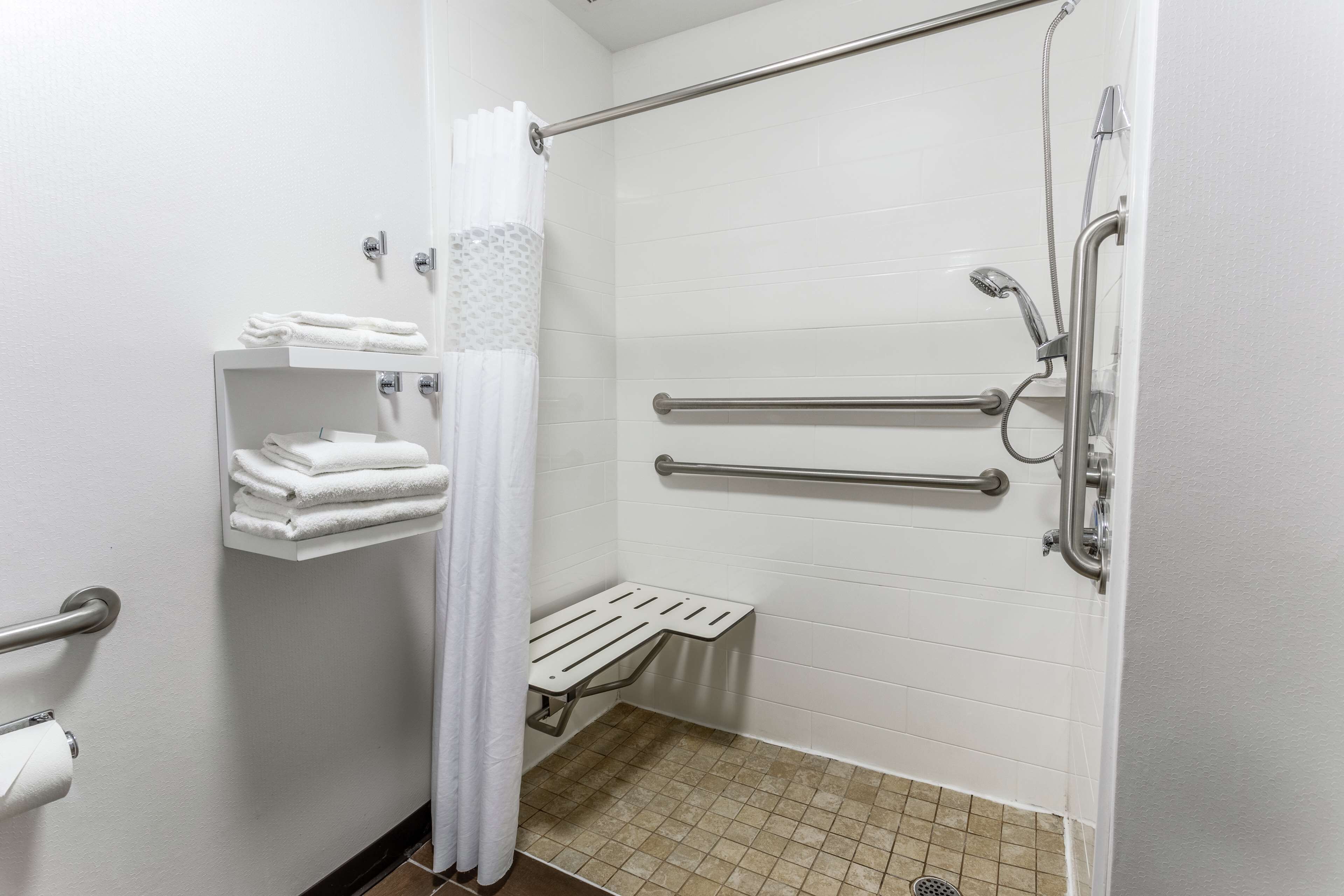 room, 1 king bed, accessible, non smoking | bathroom | combined shower/bathtub, hair dryer, towels