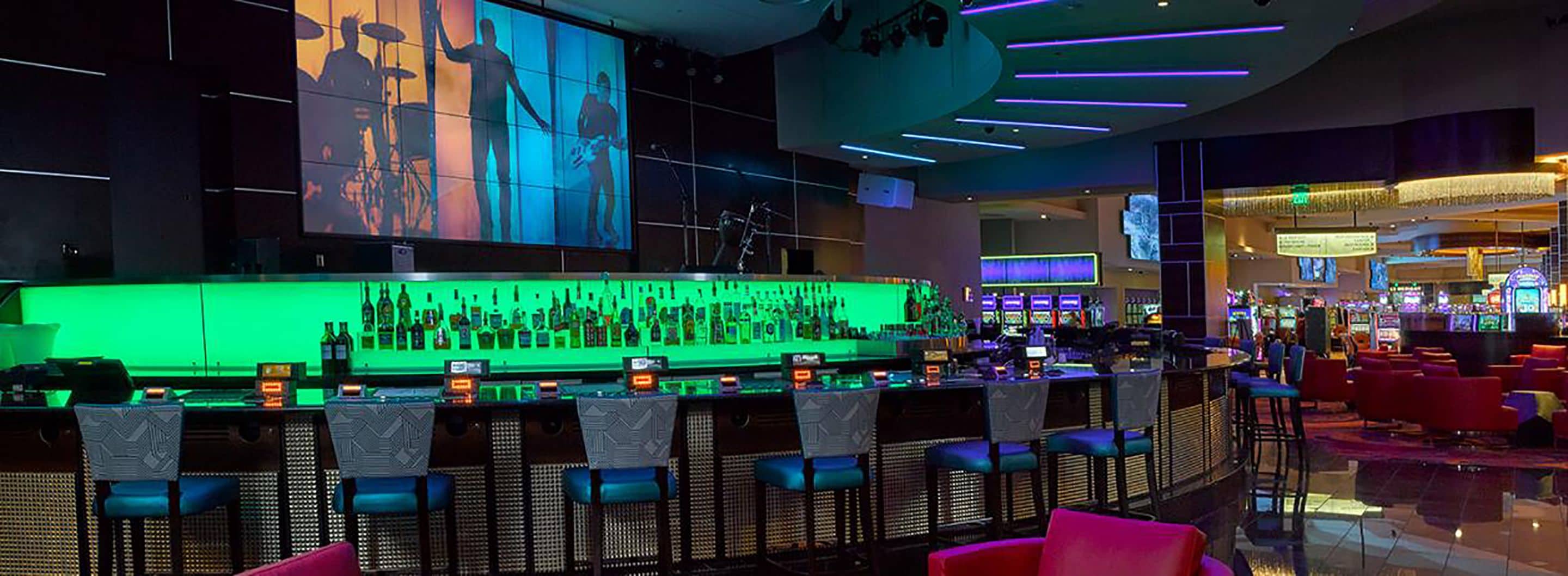 2 bares o lounges 