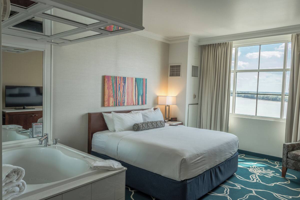 Suite, 1 King Bed, Smoking | 1 bedroom, hypo-allergenic bedding, in-room safe, desk