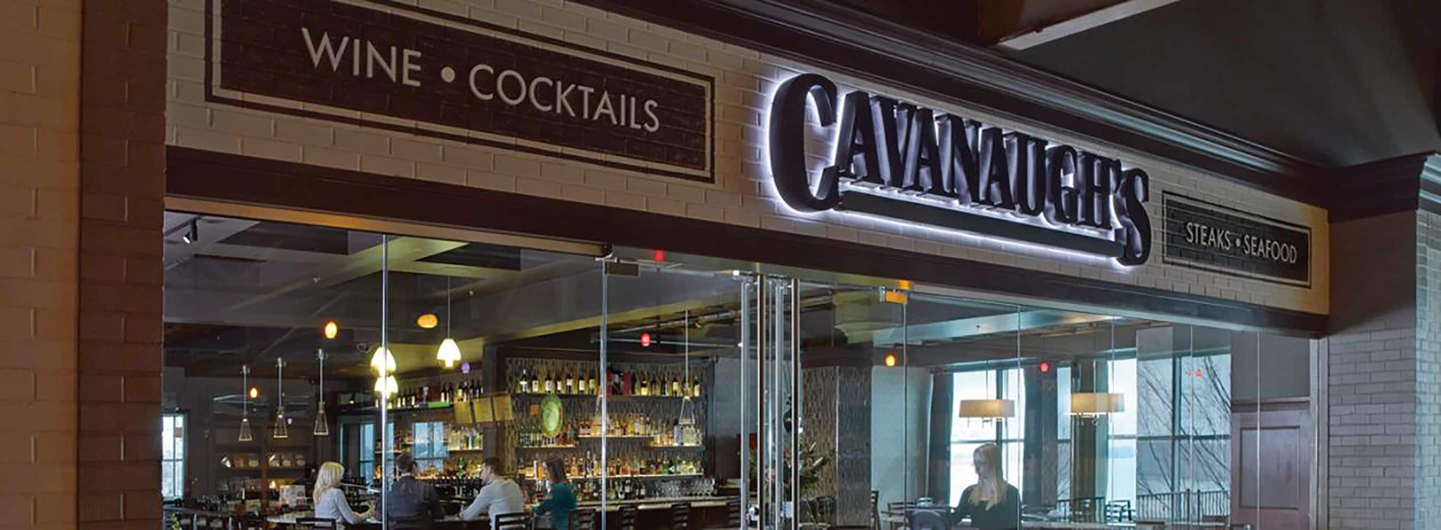 Ein Restaurant namens Cavanaugh's mit einem Schild, das anbietet Steaks und Meeresfrüchte.