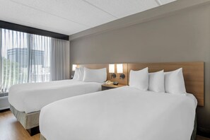Premium bedding, down duvets, desk, laptop workspace - The IAH Houston Hotel (Houston)