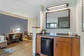 Premium bedding, down comforters, desk, laptop workspace - The IAH Houston Hotel (Houston)
