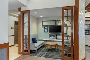 Lobby sitting area - The IAH Houston Hotel (Houston)