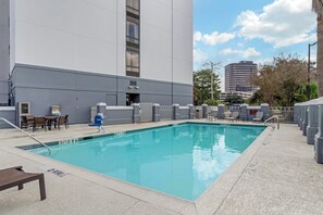 Outdoor pool - The IAH Houston Hotel (Houston)