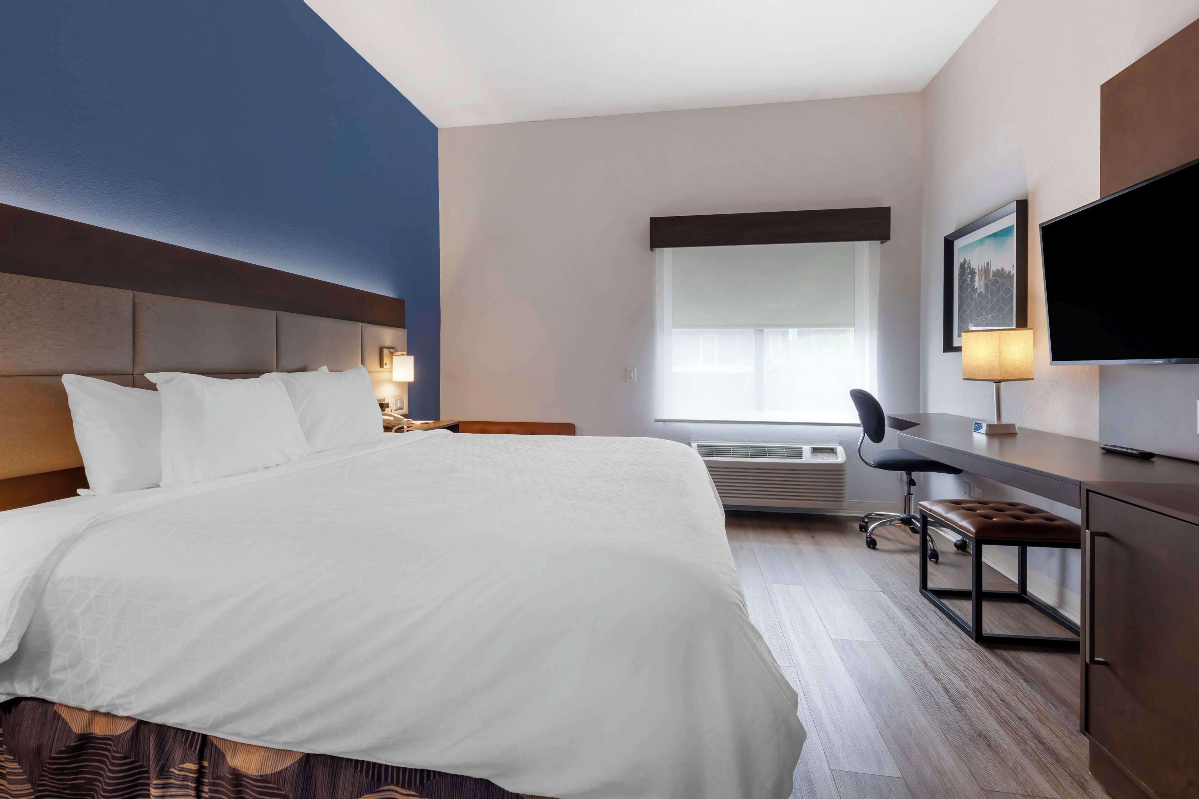 1 bedroom, desk, free cots/infant beds, rollaway beds