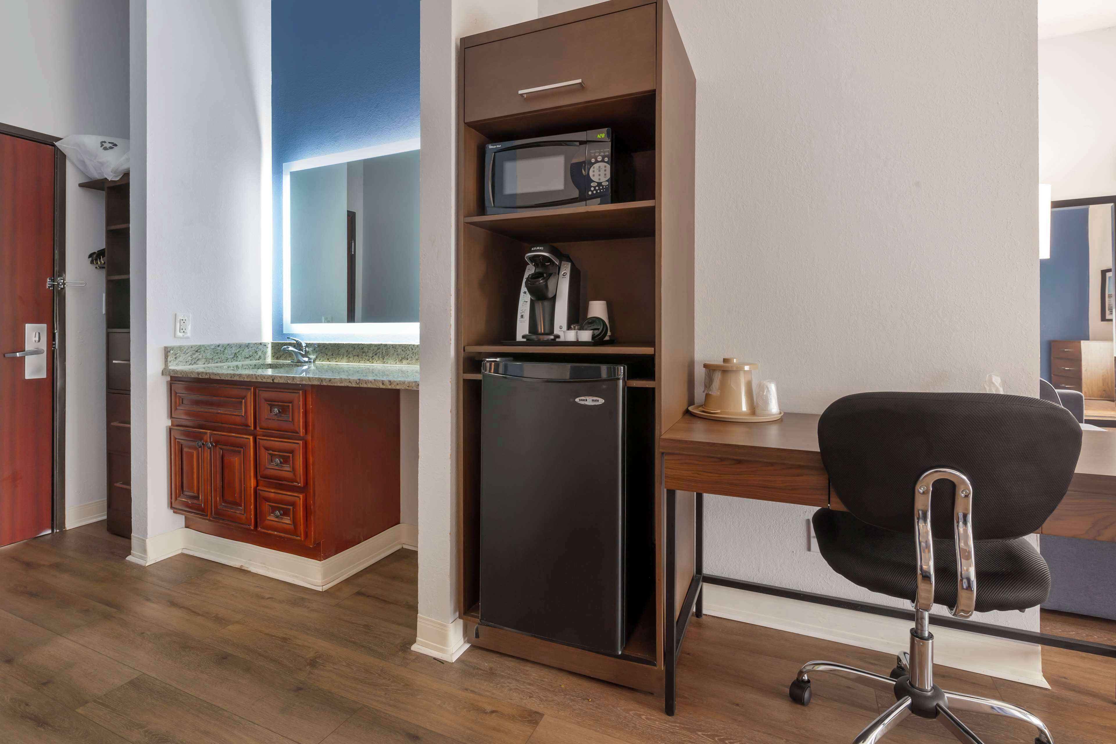 1 bedroom, desk, free cots/infant beds, rollaway beds