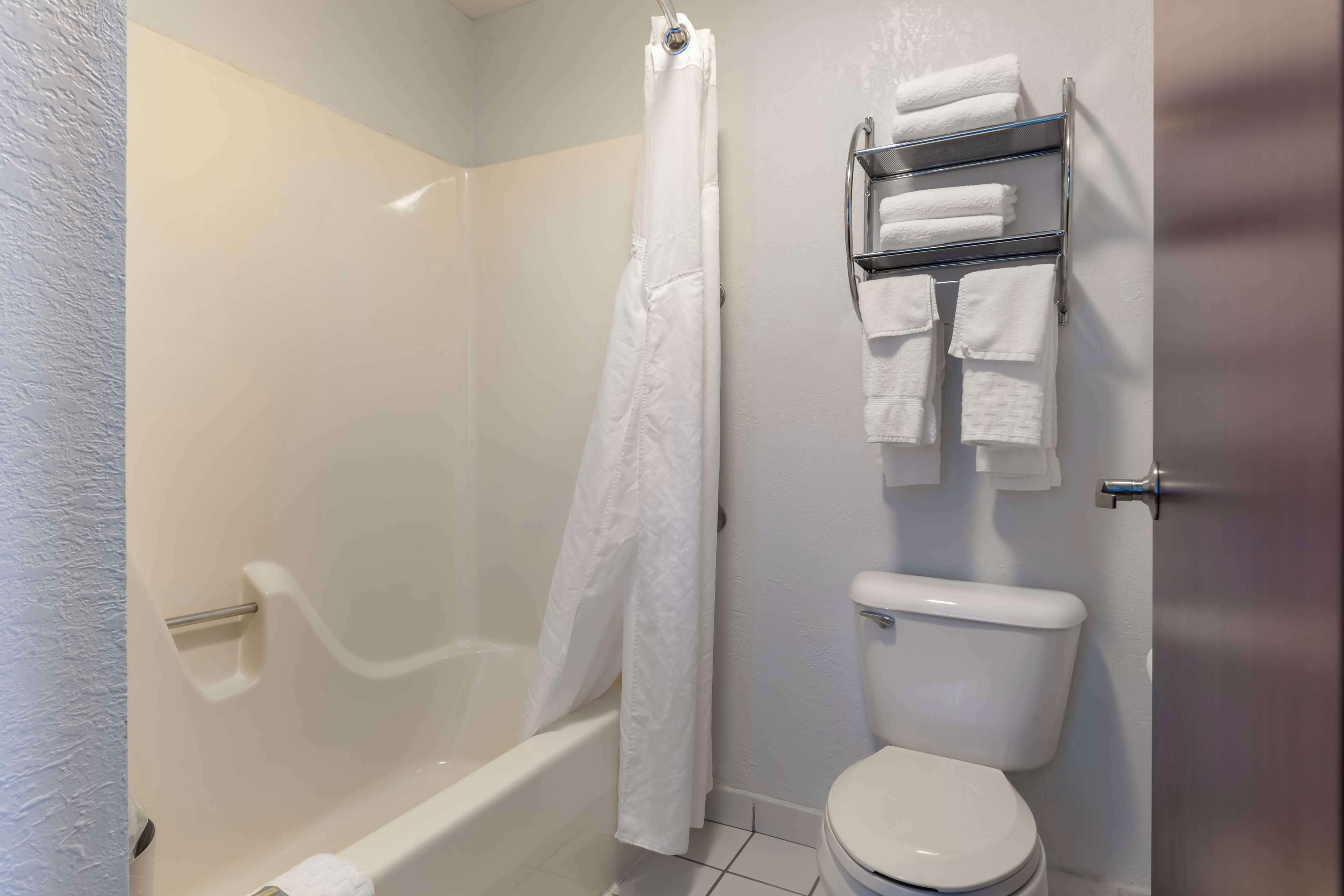 standard room, 1 king bed, non smoking, refrigerator & microwave | bathroom | combined shower/bathtub, hair dryer, towels
